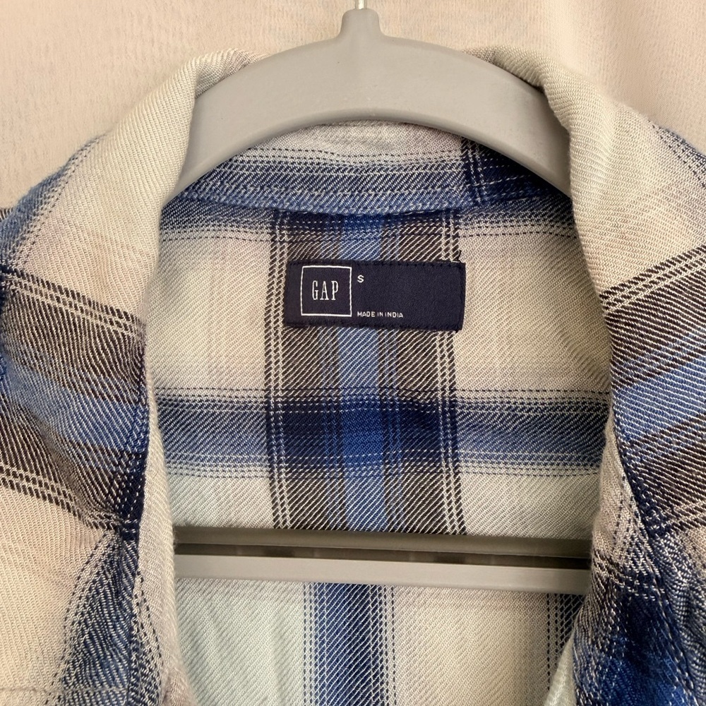 Bundle of 4 great button up collared tops Size Small - Picture 3 of 12